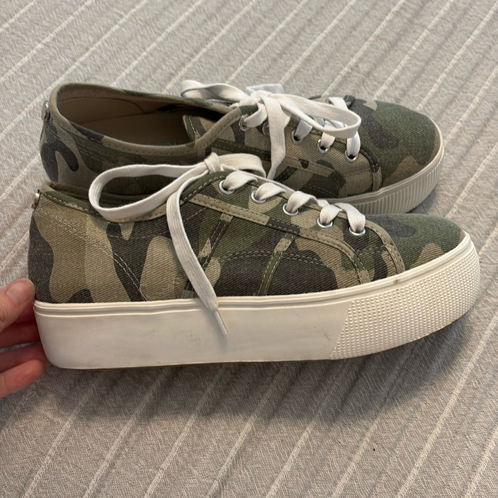 Size 9 Steve Madden Emmi camoflage platform sneakers